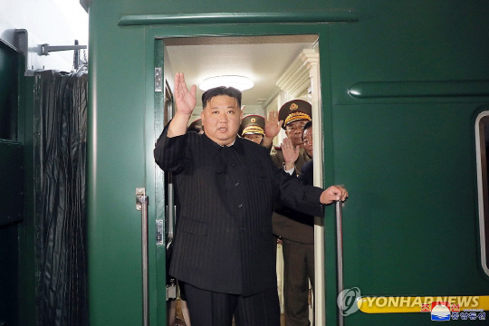 김정은 국무위원장이 러시아행 전용열차에서 손을 흔들고 있다. 연합뉴스